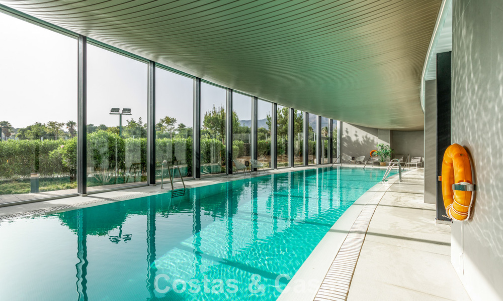Modern 4-slaapkamer appartement te koop aan het strand met zeezicht in Estepona, Costa del Sol 782671