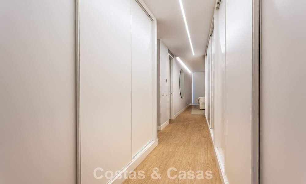 Modern 4-slaapkamer appartement te koop aan het strand met zeezicht in Estepona, Costa del Sol 782673