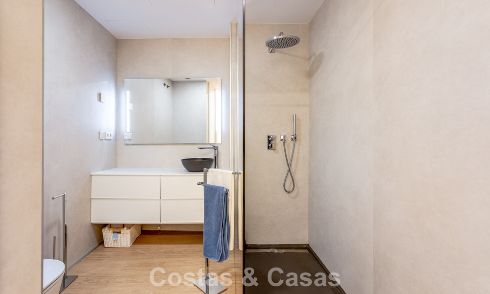 Modern 4-slaapkamer appartement te koop aan het strand met zeezicht in Estepona, Costa del Sol 782676