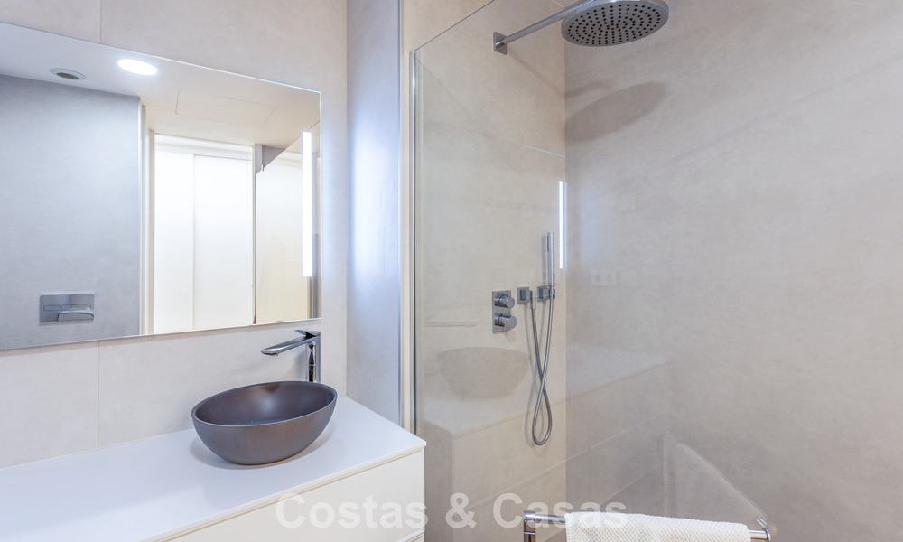 Modern 4-slaapkamer appartement te koop aan het strand met zeezicht in Estepona, Costa del Sol 782677