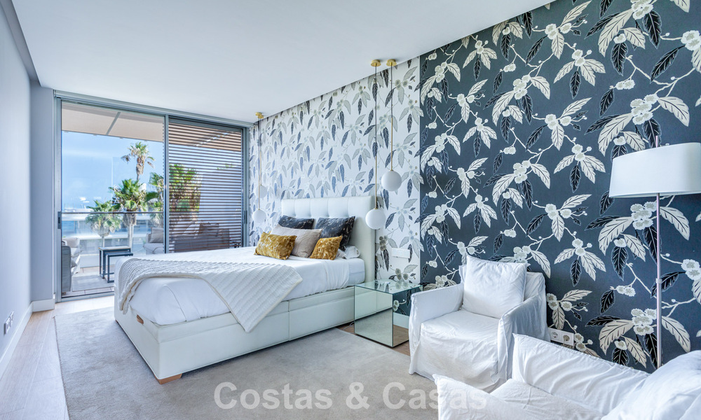 Modern 4-slaapkamer appartement te koop aan het strand met zeezicht in Estepona, Costa del Sol 782685