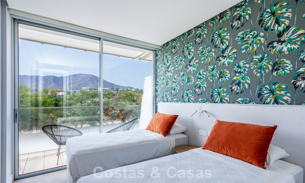 Modern 4-slaapkamer appartement te koop aan het strand met zeezicht in Estepona, Costa del Sol 782689