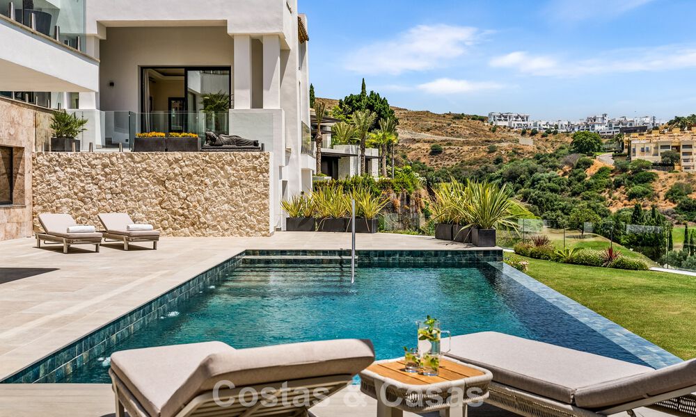 Eerstelijnsgolf villa met golf- en zeezicht te koop in het prestigieus 5* Golfresort in Marbella - Benahavis 783388