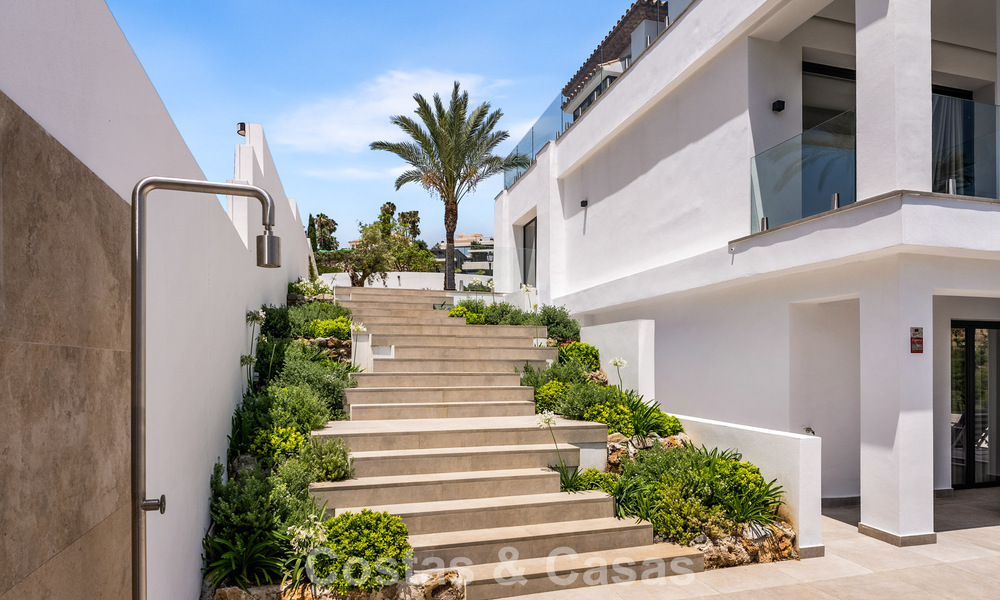 Eerstelijnsgolf villa met golf- en zeezicht te koop in het prestigieus 5* Golfresort in Marbella - Benahavis 783391