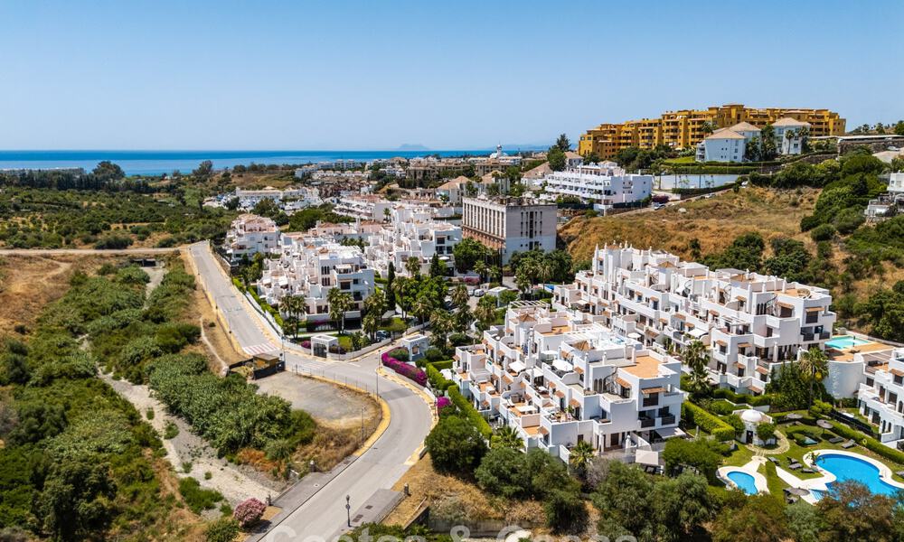 Instapklare, hedendaagse luxevilla te koop grenzend aan de golfbaan op de New Golden Mile tussen Marbella en Estepona 783273