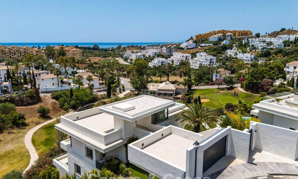 Instapklare, hedendaagse luxevilla te koop grenzend aan de golfbaan op de New Golden Mile tussen Marbella en Estepona 783276