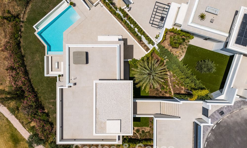 Instapklare, hedendaagse luxevilla te koop grenzend aan de golfbaan op de New Golden Mile tussen Marbella en Estepona 783277