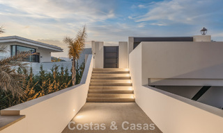Instapklare, hedendaagse luxevilla te koop grenzend aan de golfbaan op de New Golden Mile tussen Marbella en Estepona 783278 
