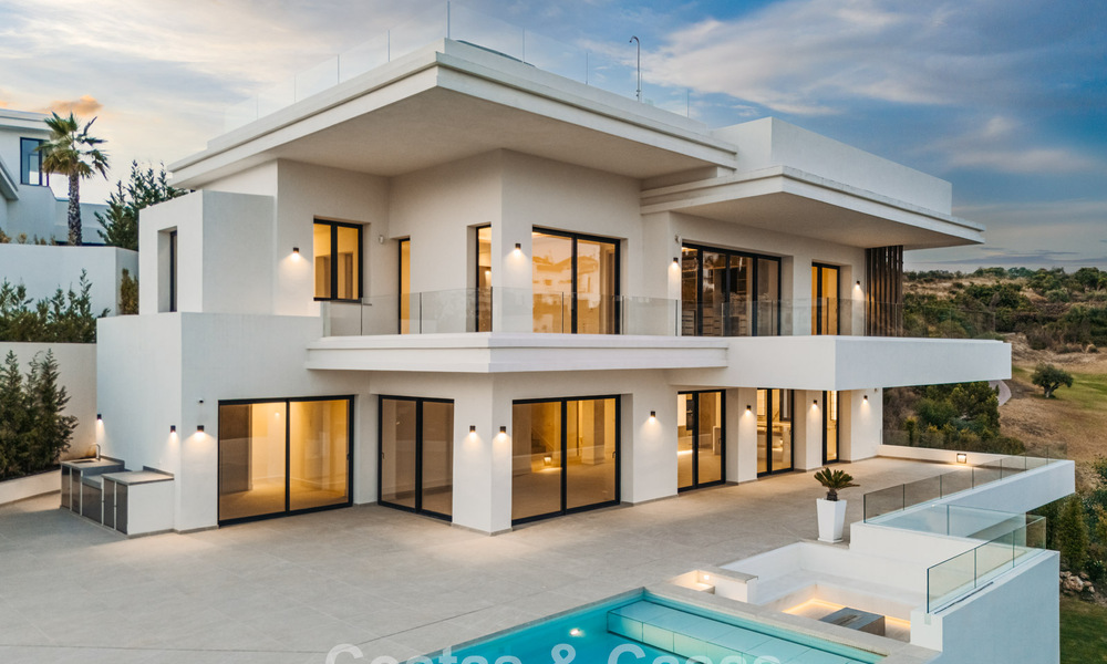 Instapklare, hedendaagse luxevilla te koop grenzend aan de golfbaan op de New Golden Mile tussen Marbella en Estepona 783280