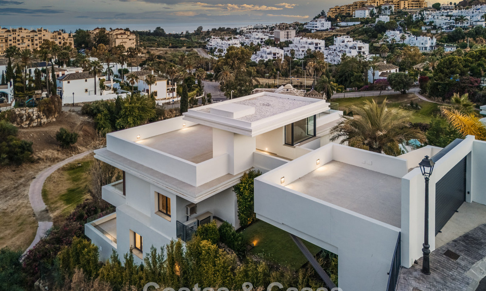 Instapklare, hedendaagse luxevilla te koop grenzend aan de golfbaan op de New Golden Mile tussen Marbella en Estepona 783281