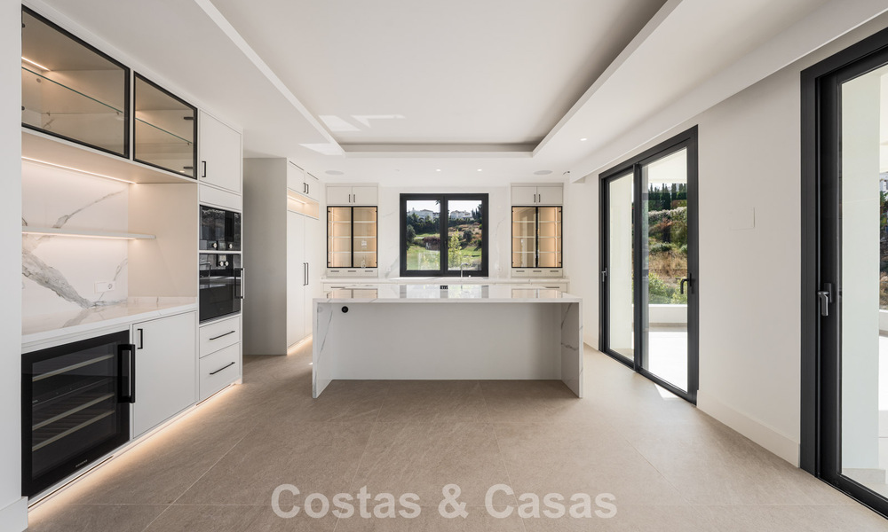 Instapklare, hedendaagse luxevilla te koop grenzend aan de golfbaan op de New Golden Mile tussen Marbella en Estepona 783285