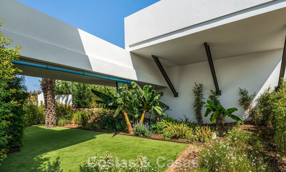 Instapklare, hedendaagse luxevilla te koop grenzend aan de golfbaan op de New Golden Mile tussen Marbella en Estepona 783301