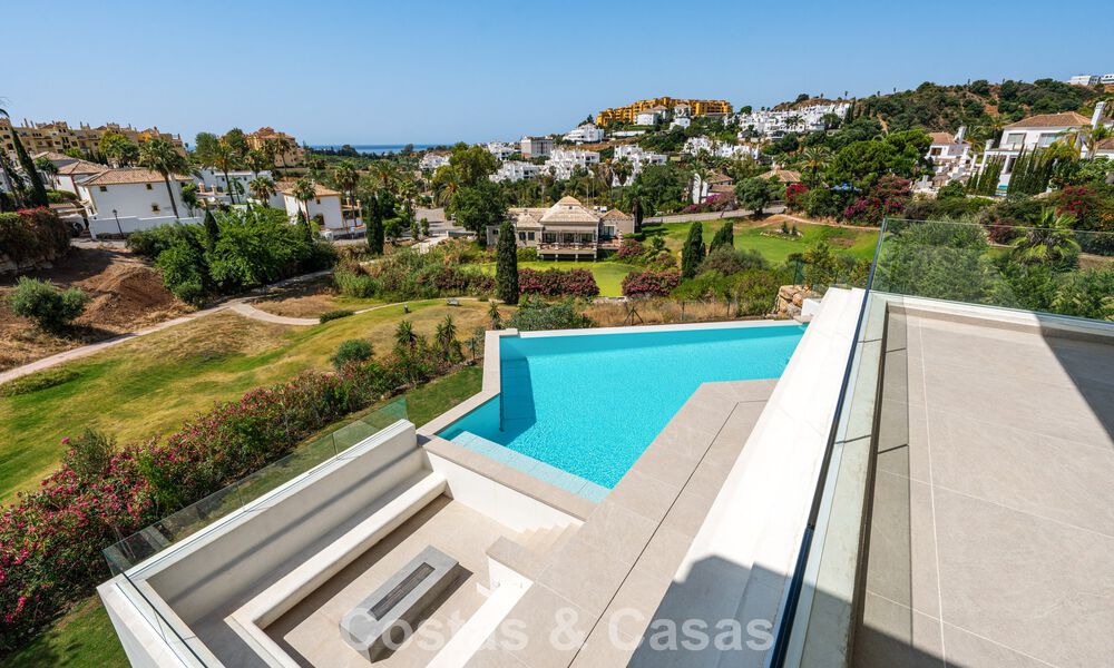 Instapklare, hedendaagse luxevilla te koop grenzend aan de golfbaan op de New Golden Mile tussen Marbella en Estepona 783303