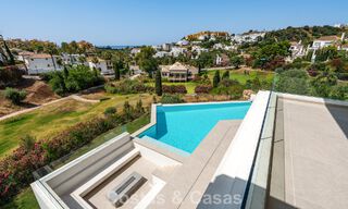 Instapklare, hedendaagse luxevilla te koop grenzend aan de golfbaan op de New Golden Mile tussen Marbella en Estepona 783303 