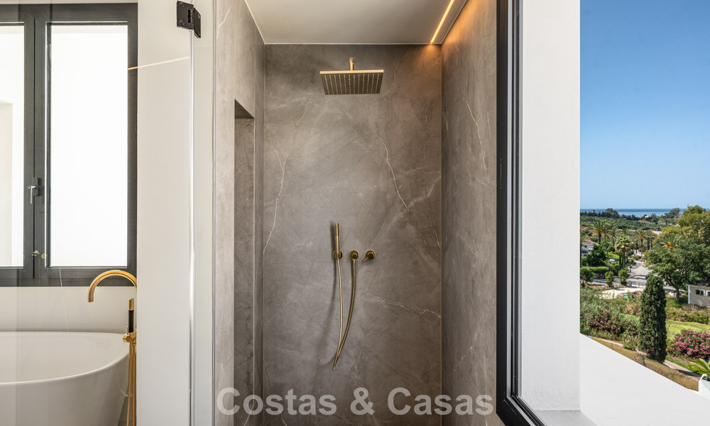 Instapklare, hedendaagse luxevilla te koop grenzend aan de golfbaan op de New Golden Mile tussen Marbella en Estepona 783305