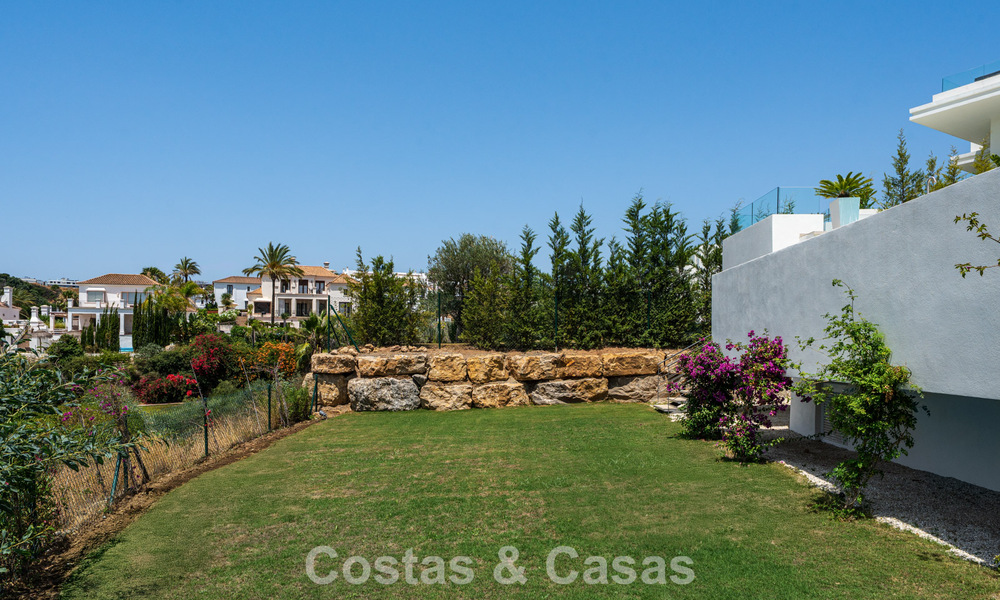 Instapklare, hedendaagse luxevilla te koop grenzend aan de golfbaan op de New Golden Mile tussen Marbella en Estepona 783306