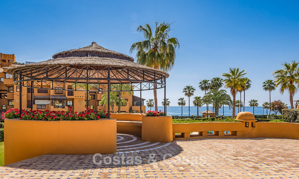 Hoogwaardig gemoderniseerd appartement eerstelijnsstrand met subliem zeezicht, privétuin en -zwembad, Marbella - Estepona 782614