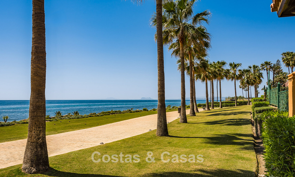 Hoogwaardig gemoderniseerd appartement eerstelijnsstrand met subliem zeezicht, privétuin en -zwembad, Marbella - Estepona 782616