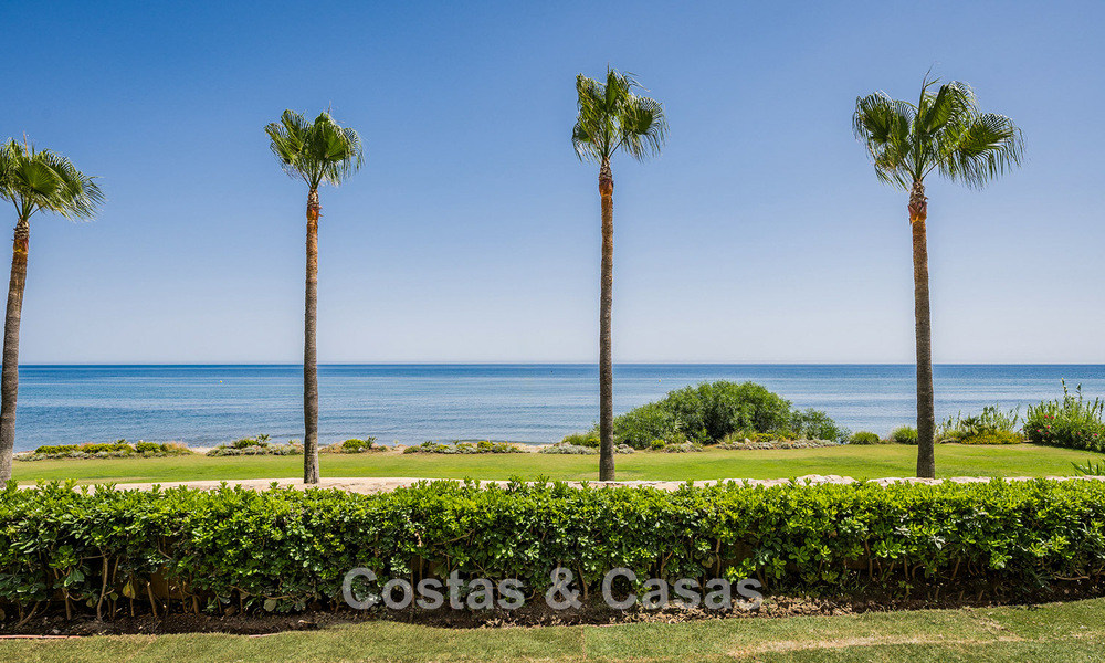 Hoogwaardig gemoderniseerd appartement eerstelijnsstrand met subliem zeezicht, privétuin en -zwembad, Marbella - Estepona 782626