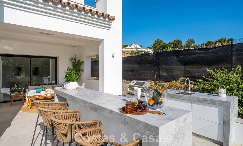 Eerstelijnsgolf villa in een modern-mediterrane stijl te koop in Elviria, ten oosten van Marbella centrum 783006