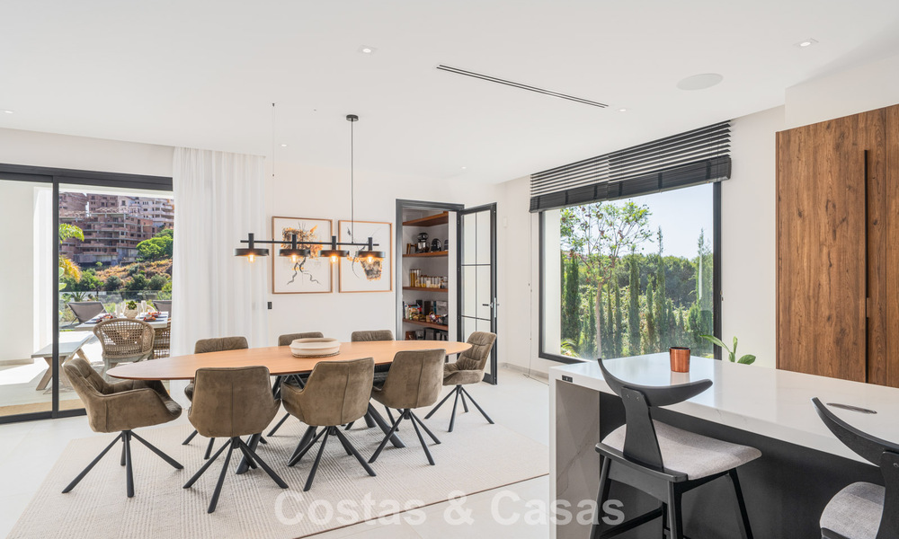Eerstelijnsgolf villa in een modern-mediterrane stijl te koop in Elviria, ten oosten van Marbella centrum 783018