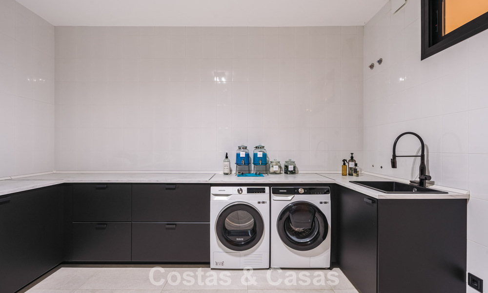 Eerstelijnsgolf villa in een modern-mediterrane stijl te koop in Elviria, ten oosten van Marbella centrum 783027
