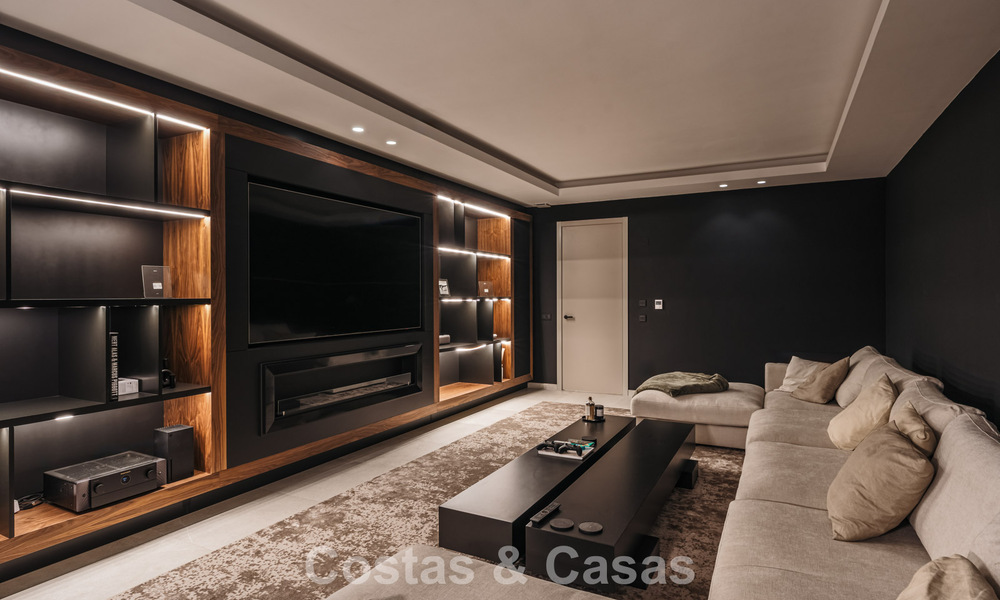 Eerstelijnsgolf villa in een modern-mediterrane stijl te koop in Elviria, ten oosten van Marbella centrum 783028