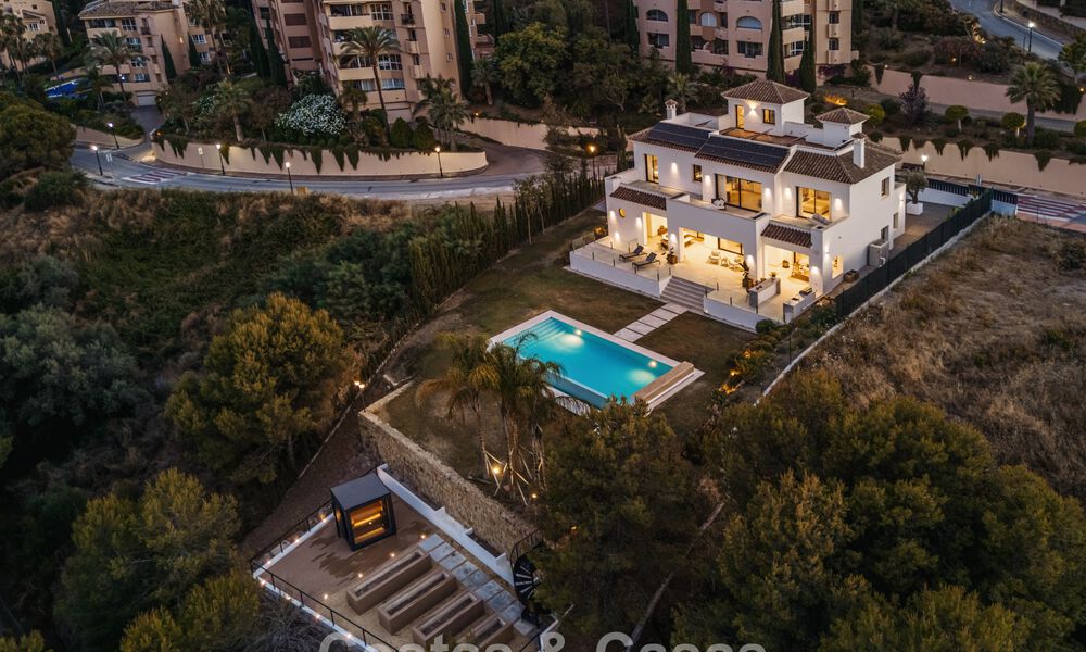 Eerstelijnsgolf villa in een modern-mediterrane stijl te koop in Elviria, ten oosten van Marbella centrum 783032