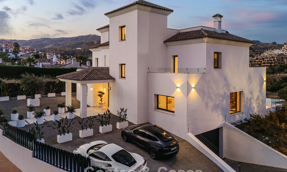 Eerstelijnsgolf villa in een modern-mediterrane stijl te koop in Elviria, ten oosten van Marbella centrum 783036