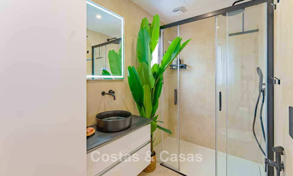 Instapklaar, ruime 3-slaapkamer rijwoning te koop met een eigentijds interieur en zeezicht in Marbella - Benahavis 782977
