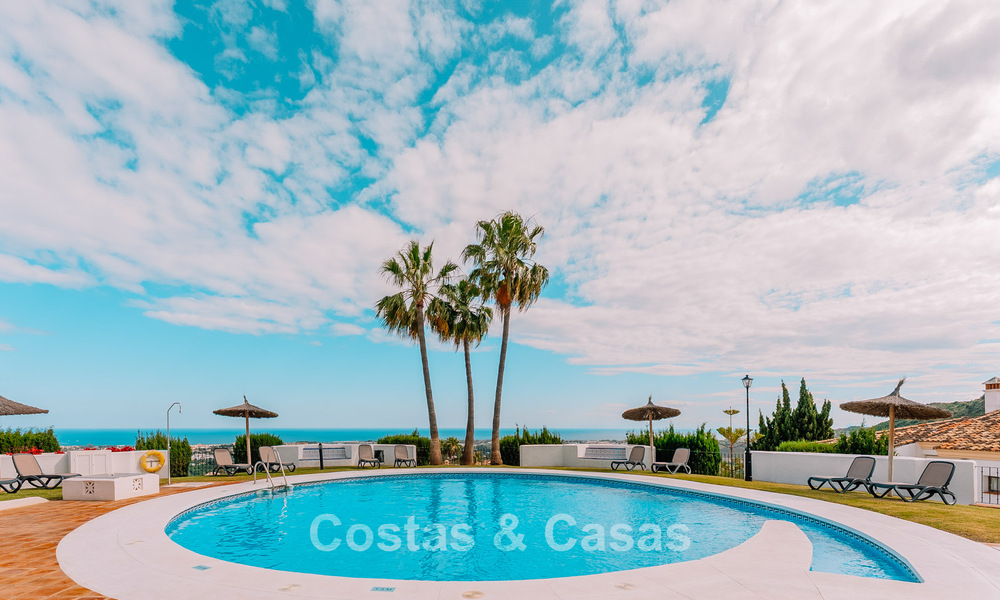 Instapklaar, ruime 3-slaapkamer rijwoning te koop met een eigentijds interieur en zeezicht in Marbella - Benahavis 782990