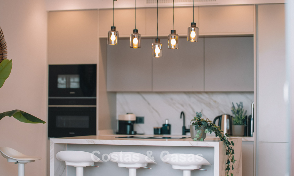 Instapklaar, ruime 3-slaapkamer rijwoning te koop met een eigentijds interieur en zeezicht in Marbella - Benahavis 782999