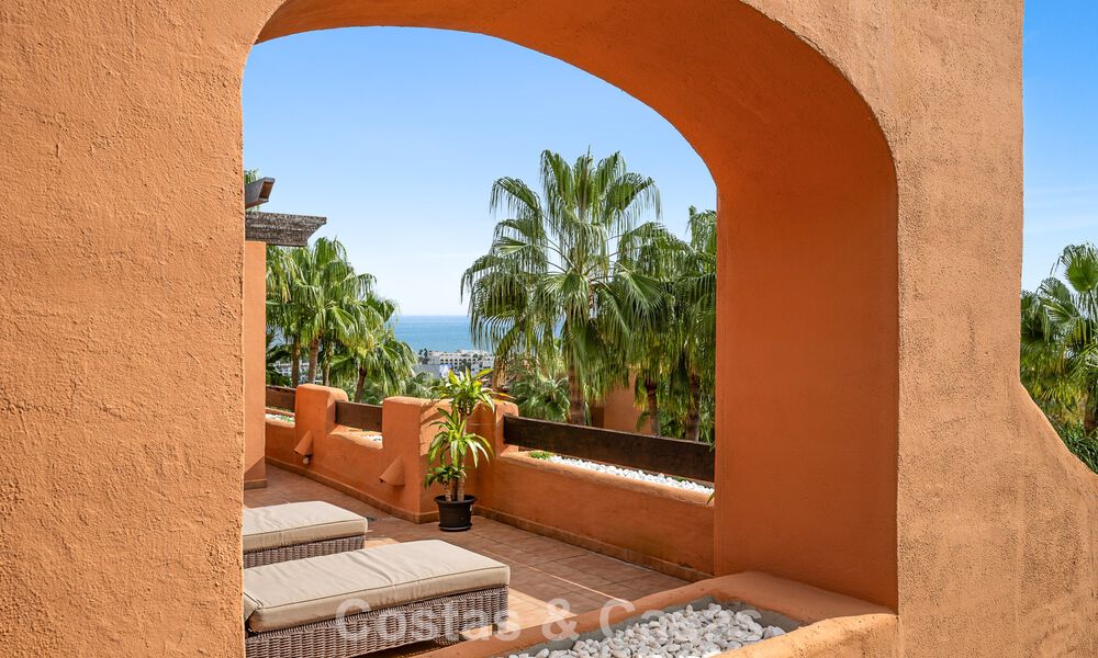 Uitzonderlijk duplex penthouse te koop, op loopafstand van Puerto Banus in Nueva Andalucia, Marbella 783046