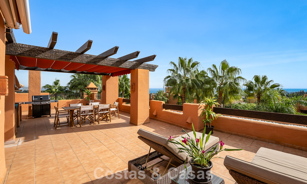 Uitzonderlijk duplex penthouse te koop, op loopafstand van Puerto Banus in Nueva Andalucia, Marbella 783048