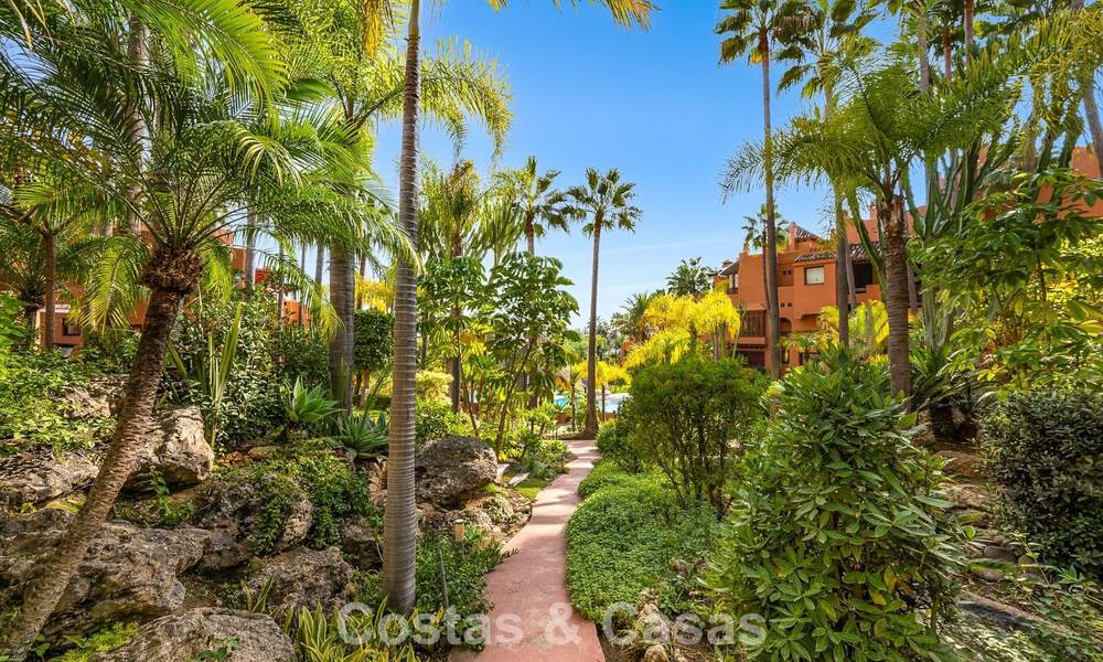 Uitzonderlijk duplex penthouse te koop, op loopafstand van Puerto Banus in Nueva Andalucia, Marbella 783055