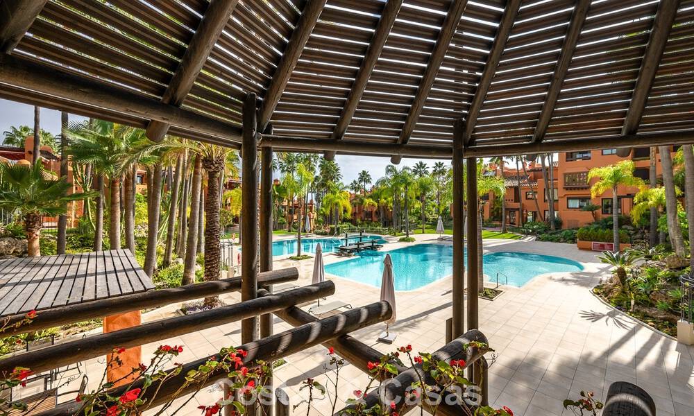 Uitzonderlijk duplex penthouse te koop, op loopafstand van Puerto Banus in Nueva Andalucia, Marbella 783057