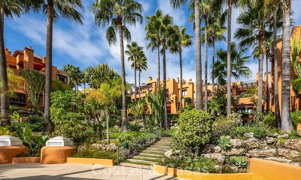 Uitzonderlijk duplex penthouse te koop, op loopafstand van Puerto Banus in Nueva Andalucia, Marbella 783060