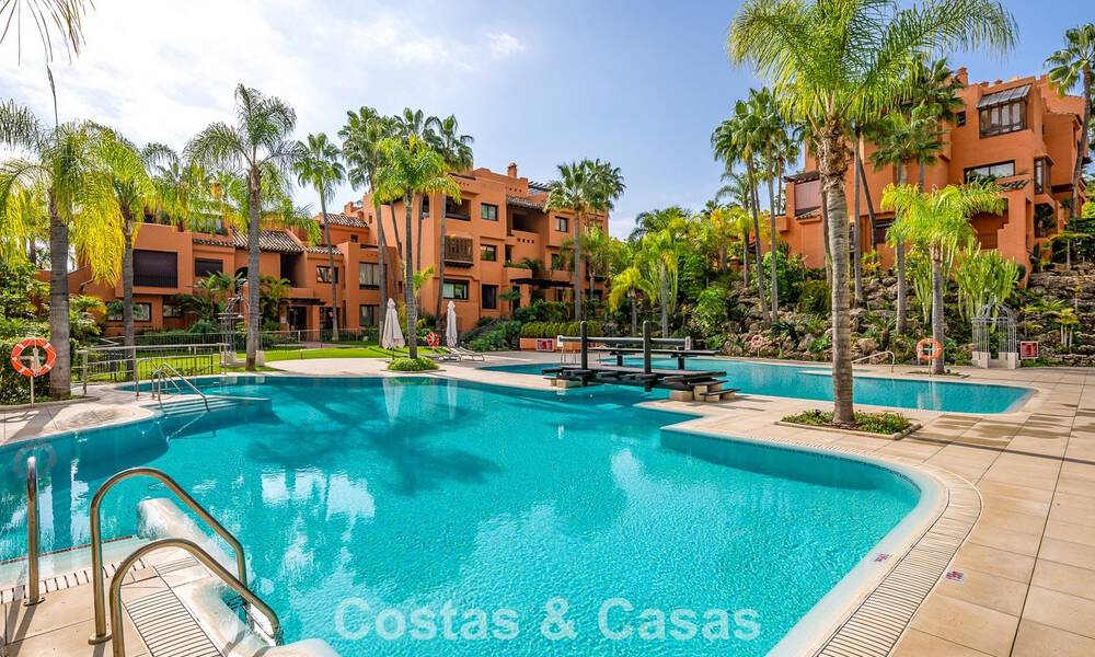 Uitzonderlijk duplex penthouse te koop, op loopafstand van Puerto Banus in Nueva Andalucia, Marbella 783062