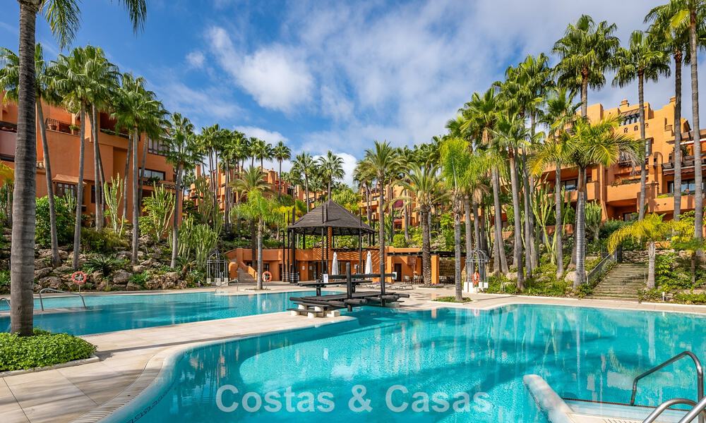 Uitzonderlijk duplex penthouse te koop, op loopafstand van Puerto Banus in Nueva Andalucia, Marbella 783066