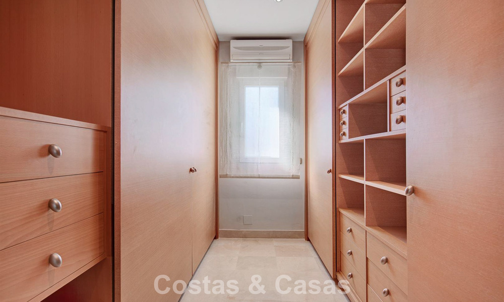 Luxueuze villa met mediterrane bouwstijl te koop op loopafstand van het strand en voorzieningen in Guadalmina Baja, Marbella 783077