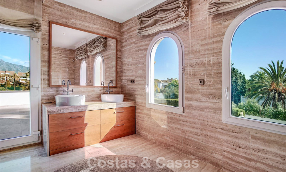 Luxueuze villa met mediterrane bouwstijl te koop op loopafstand van het strand en voorzieningen in Guadalmina Baja, Marbella 783079