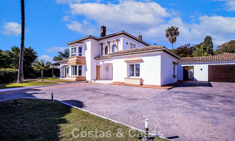 Luxueuze villa met mediterrane bouwstijl te koop op loopafstand van het strand en voorzieningen in Guadalmina Baja, Marbella 783083