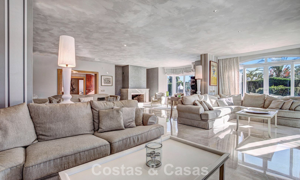 Luxueuze villa met mediterrane bouwstijl te koop op loopafstand van het strand en voorzieningen in Guadalmina Baja, Marbella 783086