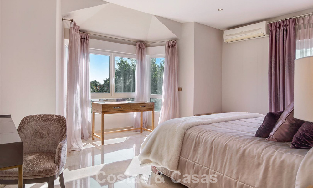 Luxueuze villa met mediterrane bouwstijl te koop op loopafstand van het strand en voorzieningen in Guadalmina Baja, Marbella 783091