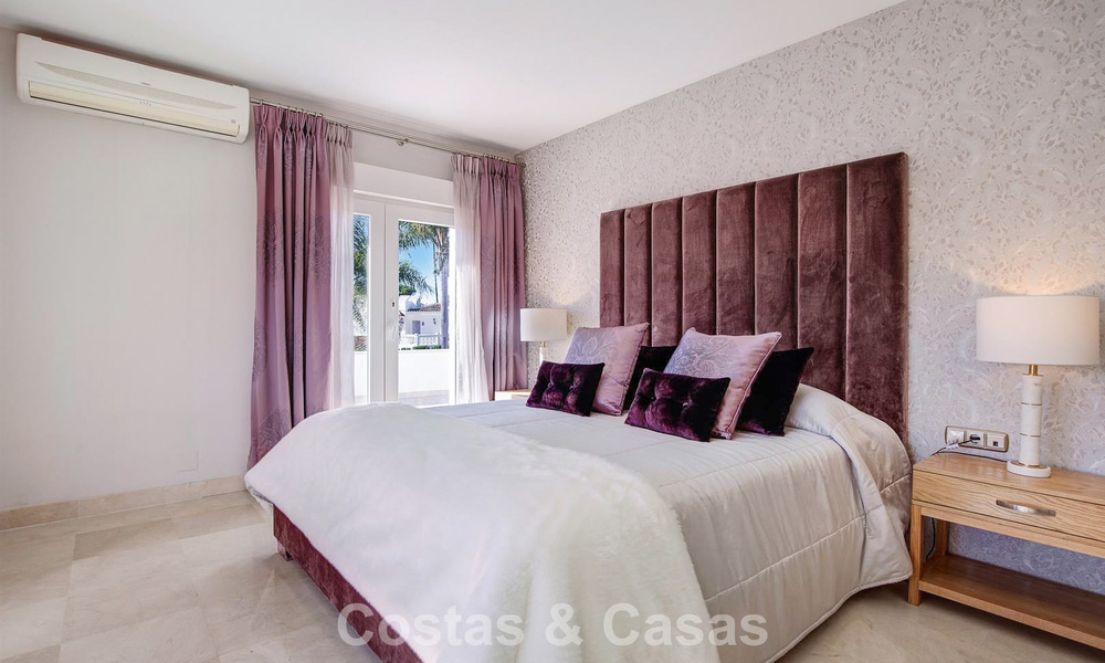 Luxueuze villa met mediterrane bouwstijl te koop op loopafstand van het strand en voorzieningen in Guadalmina Baja, Marbella 783092