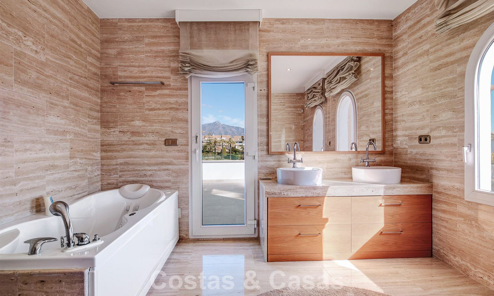 Luxueuze villa met mediterrane bouwstijl te koop op loopafstand van het strand en voorzieningen in Guadalmina Baja, Marbella 783093