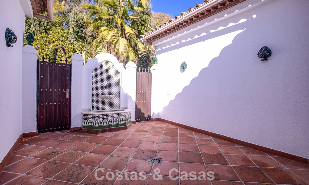 Luxueuze villa met mediterrane bouwstijl te koop op loopafstand van het strand en voorzieningen in Guadalmina Baja, Marbella 783095