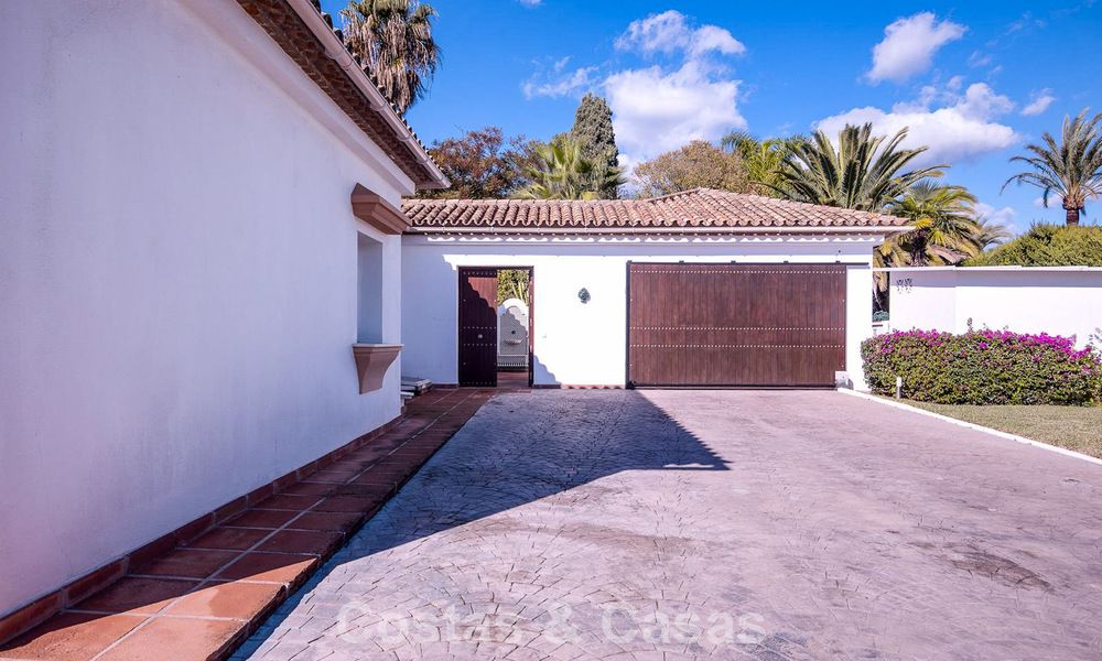 Luxueuze villa met mediterrane bouwstijl te koop op loopafstand van het strand en voorzieningen in Guadalmina Baja, Marbella 783096