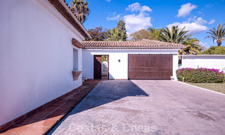 Luxueuze villa met mediterrane bouwstijl te koop op loopafstand van het strand en voorzieningen in Guadalmina Baja, Marbella 783096 
