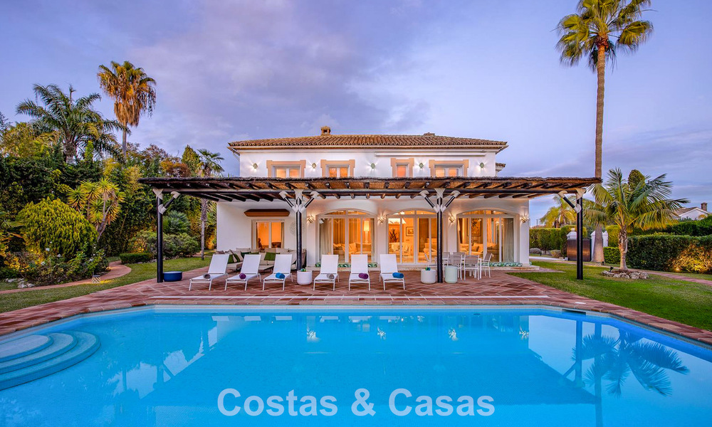 Luxueuze villa met mediterrane bouwstijl te koop op loopafstand van het strand en voorzieningen in Guadalmina Baja, Marbella 783097